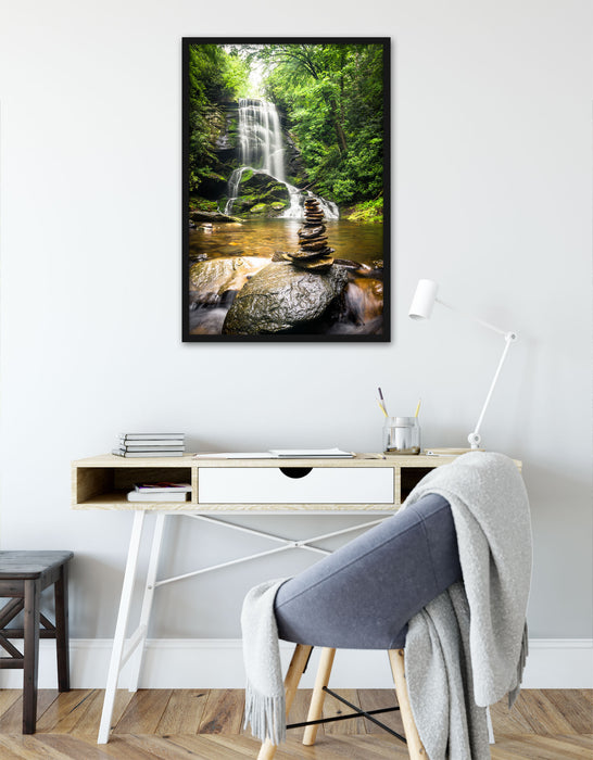 Zen Steine vor Wasserfall, Poster mit Bilderrahmen