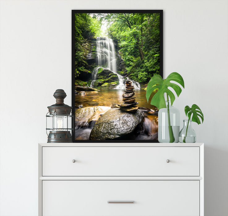 Zen Steine vor Wasserfall, Poster mit Bilderrahmen