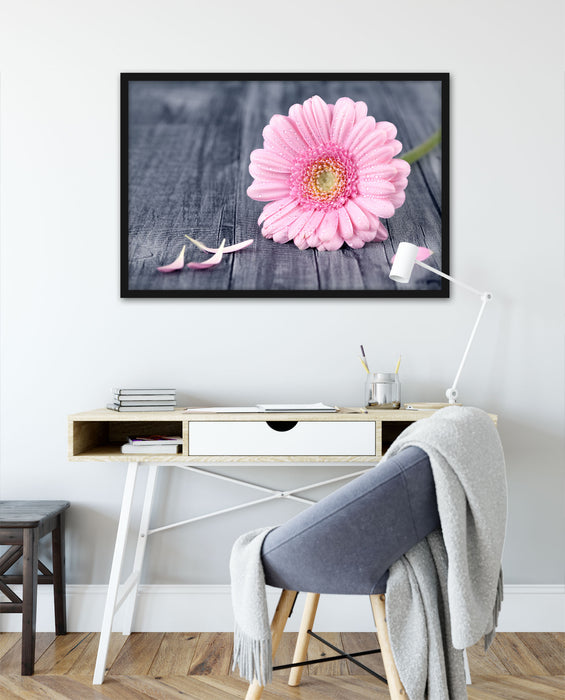 pinke Gerbera auf rustikalem Boden, Poster mit Bilderrahmen