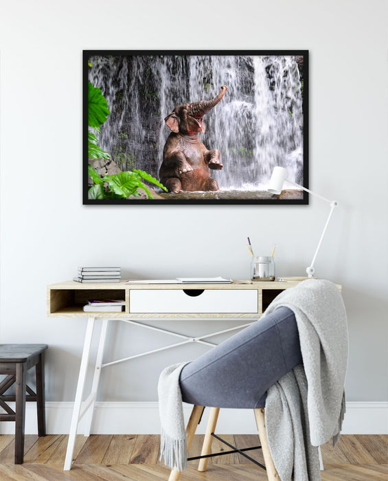 Babyelefant am Wasserfall, Poster mit Bilderrahmen