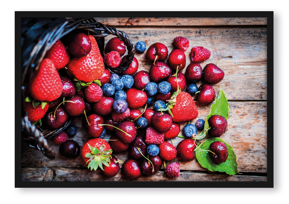 Beerenfrüchte auf Holzdielen, Poster mit Bilderrahmen