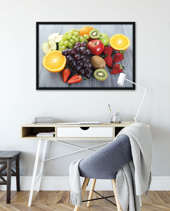 Obstmischung auf Holztisch, Poster mit Bilderrahmen