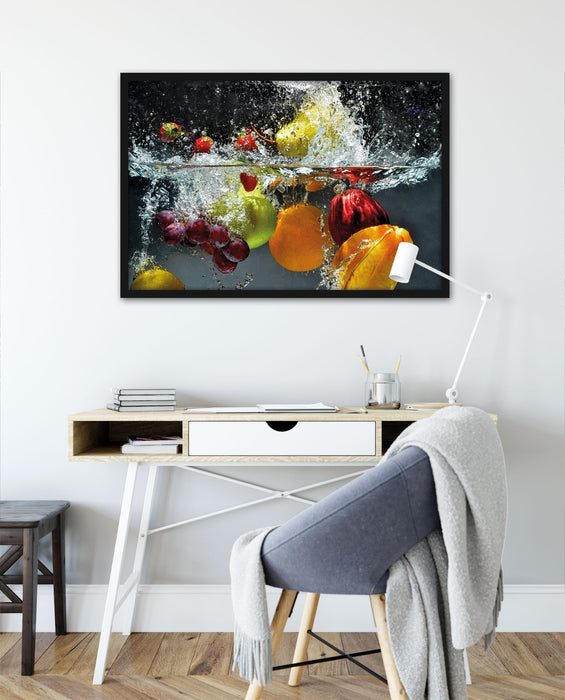 Früchte fallen ins Wasser, Poster mit Bilderrahmen