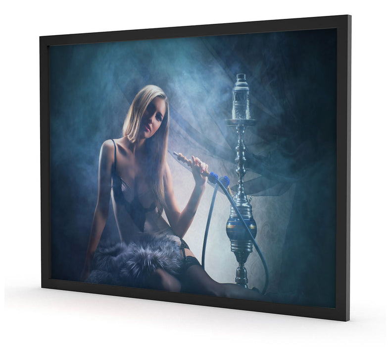 Frau mit Shisha im Nebel, Poster mit Bilderrahmen