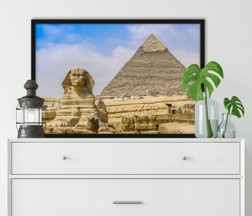 Sphinx von Gizeh mit Pyramide, Poster mit Bilderrahmen