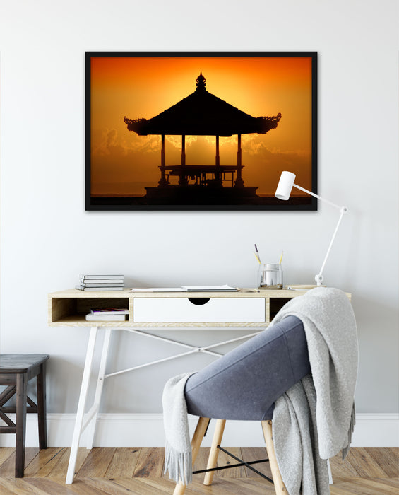 Pagode in Bali im Sonnenuntergang, Poster mit Bilderrahmen