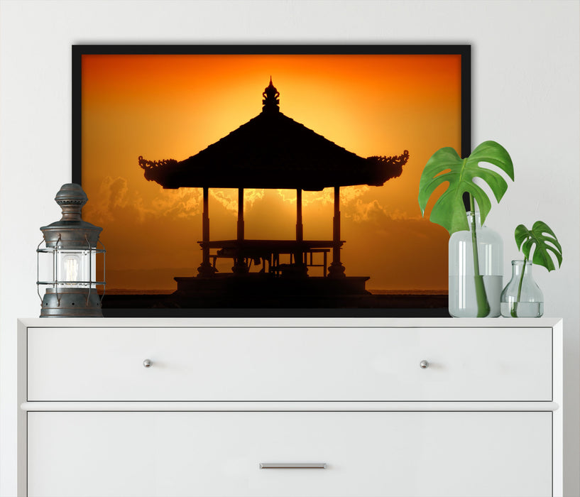 Pagode in Bali im Sonnenuntergang, Poster mit Bilderrahmen