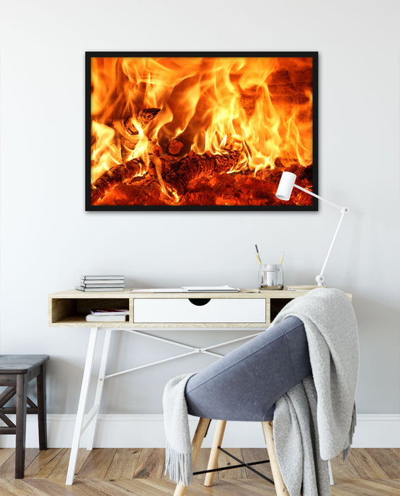 Gemütliches Holz im Feuer, Poster mit Bilderrahmen