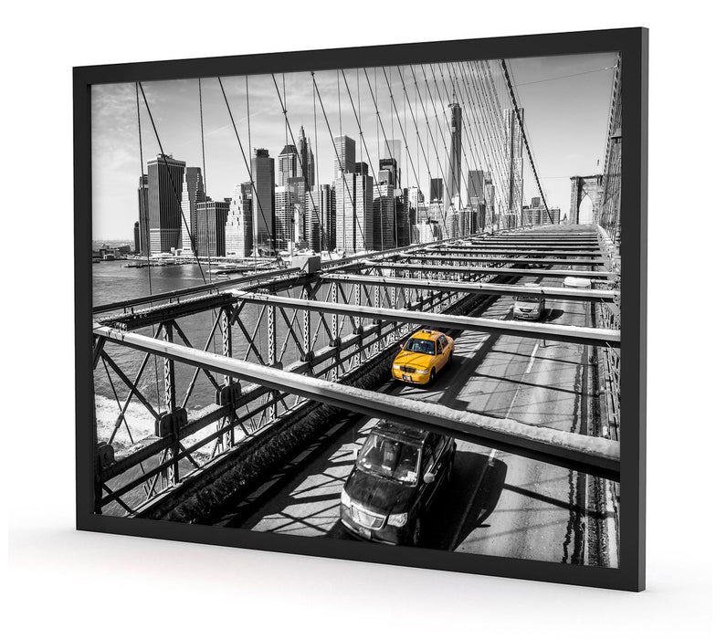 Gelbes Taxi in New York auf Brücke, Poster mit Bilderrahmen
