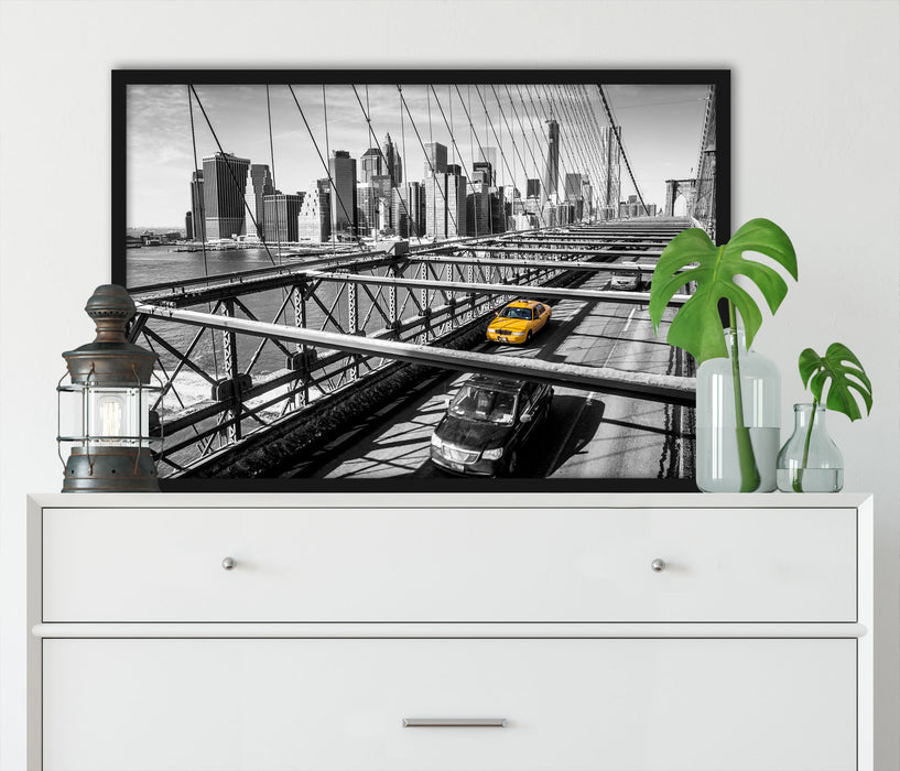 Gelbes Taxi in New York auf Brücke, Poster mit Bilderrahmen