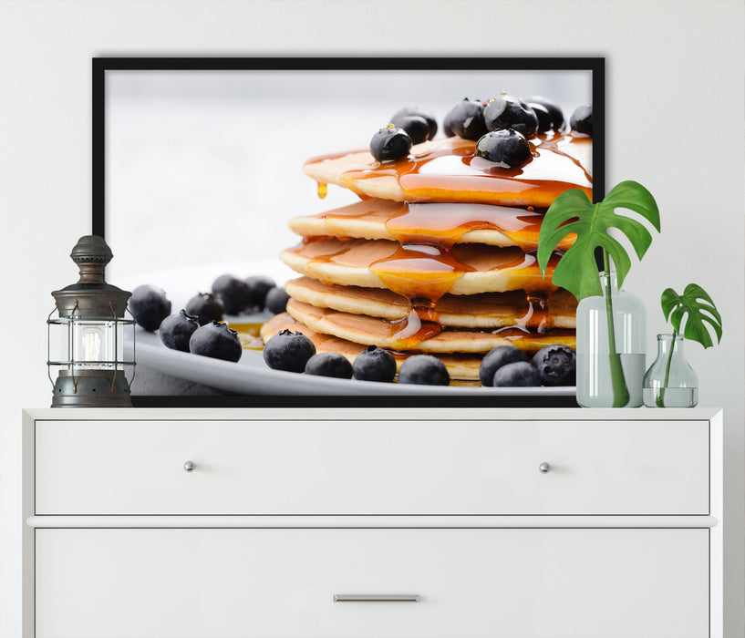 Pancakes mit Sirup und Blaubeeren, Poster mit Bilderrahmen
