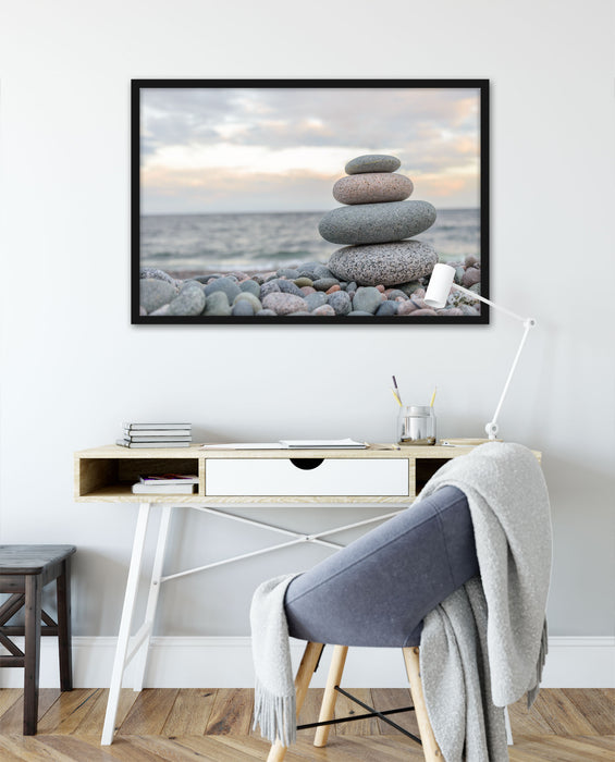 Steinturm am Strand, Poster mit Bilderrahmen