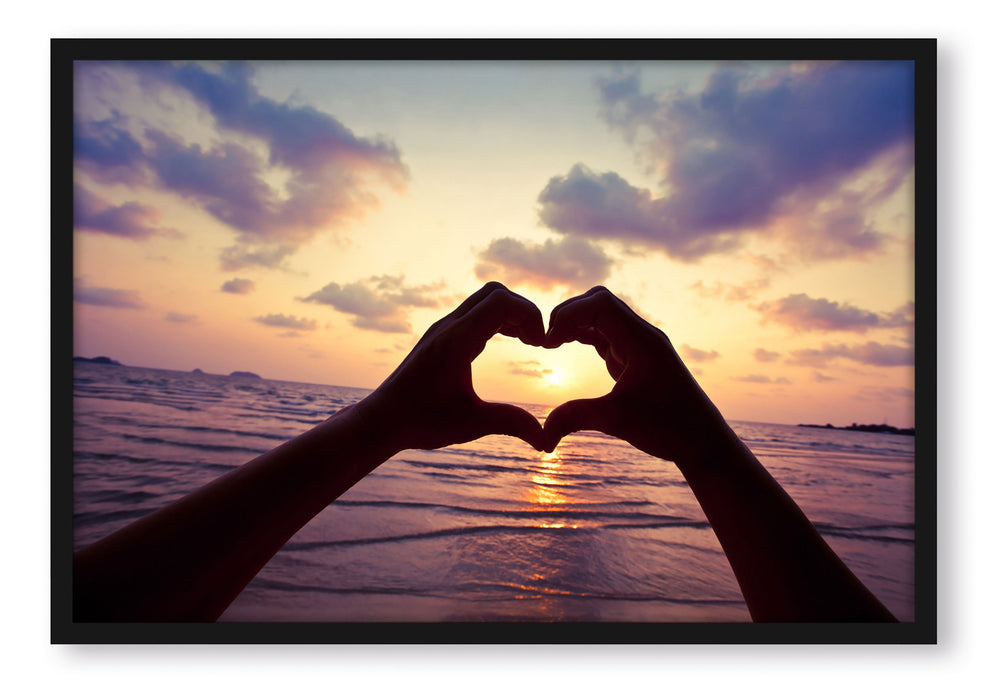Pixxprint Mit Händen Herz am Meer, Poster mit Bilderrahmen
