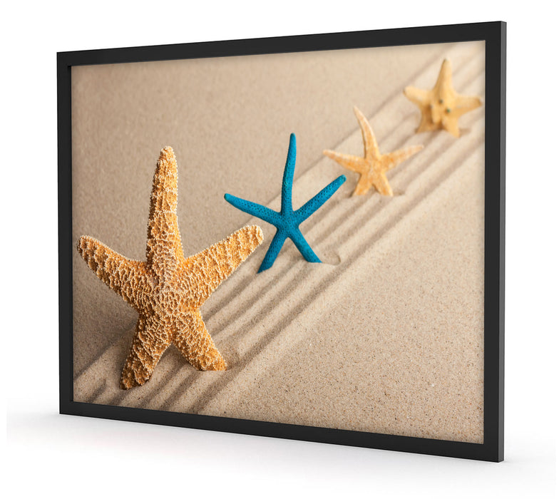 Seesterne im Sand, Poster mit Bilderrahmen