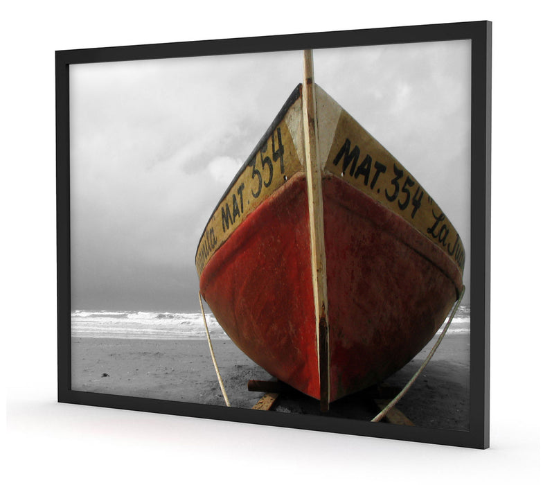kleines Segelboot am Strand, Poster mit Bilderrahmen
