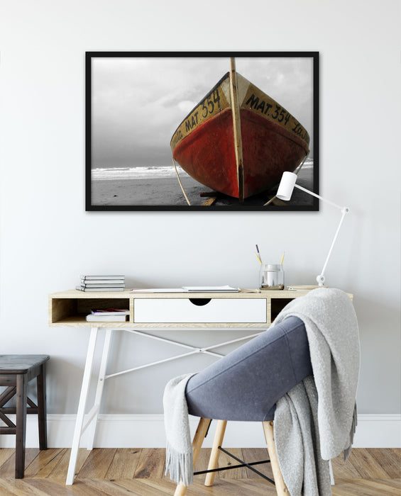 kleines Segelboot am Strand, Poster mit Bilderrahmen