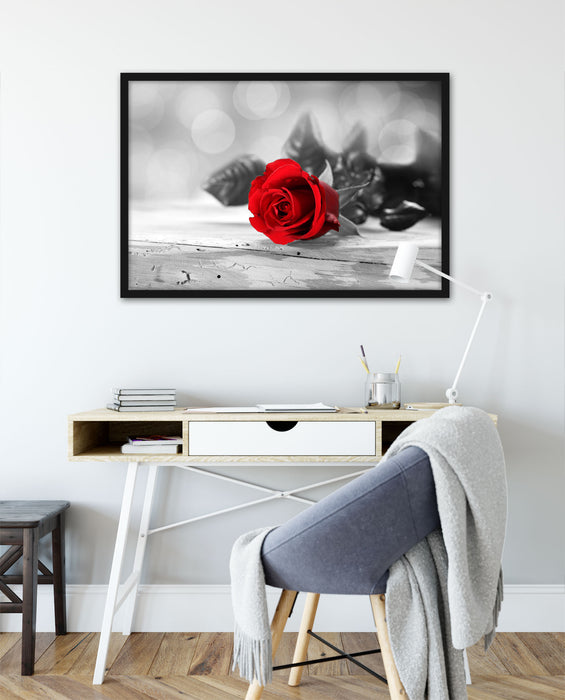Rose auf Holztisch, Poster mit Bilderrahmen