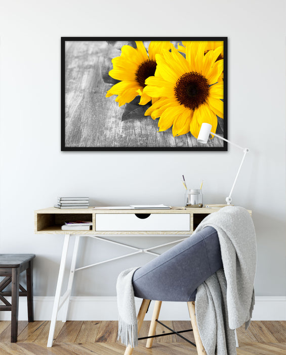 schöne Sonnenblumen auf Holztisch, Poster mit Bilderrahmen