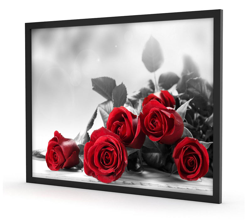 schöner Rosenstrauß auf Tisch, Poster mit Bilderrahmen
