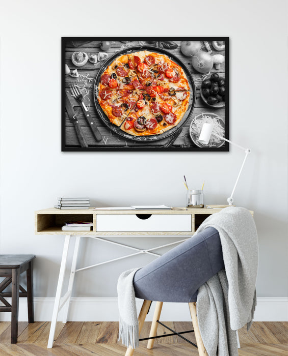 Pizza auf Pizzablech, Poster mit Bilderrahmen