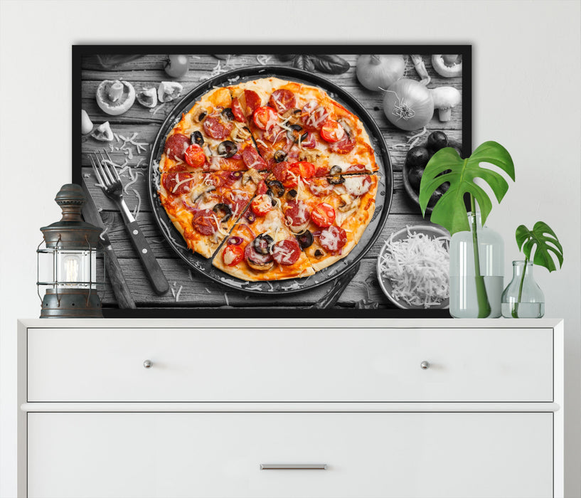 Pizza auf Pizzablech, Poster mit Bilderrahmen