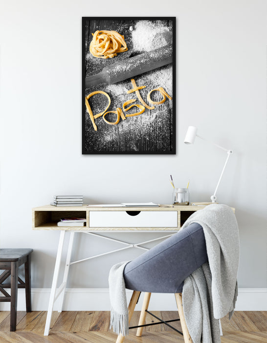 Pasta vor Nudelholz, Poster mit Bilderrahmen