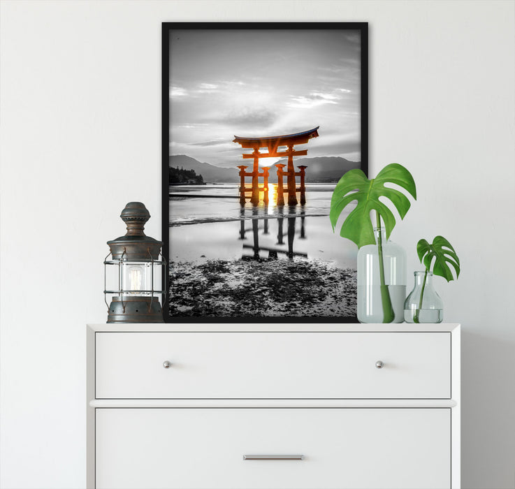 schönes Torii in Miyajima, Poster mit Bilderrahmen