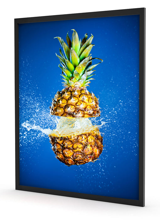 Ananas mit Wasser bespritzt, Poster mit Bilderrahmen