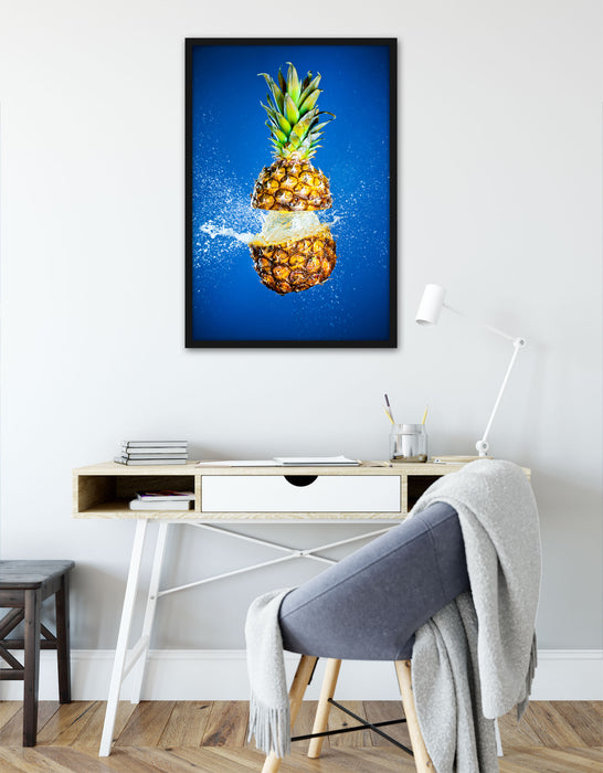 Ananas mit Wasser bespritzt, Poster mit Bilderrahmen