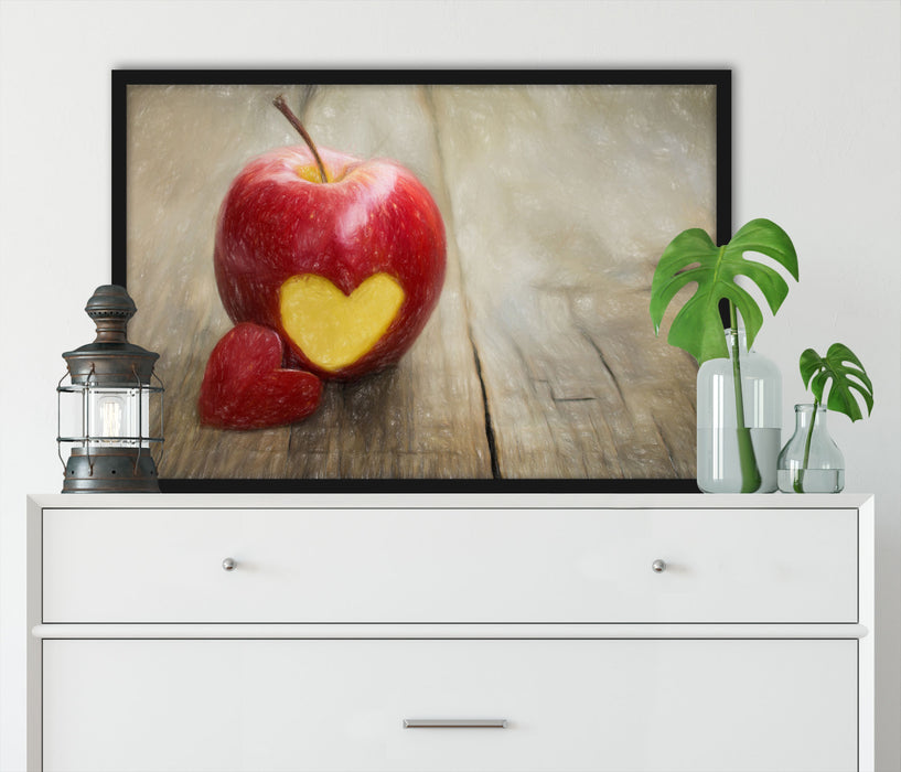 Herzschnitzerei in Apfel, Poster mit Bilderrahmen