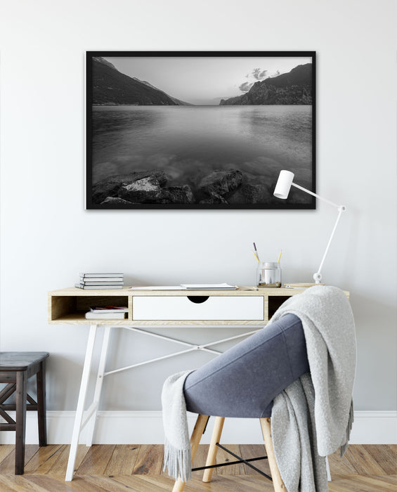 Gardasee in Italien Kunst B&W, Poster mit Bilderrahmen