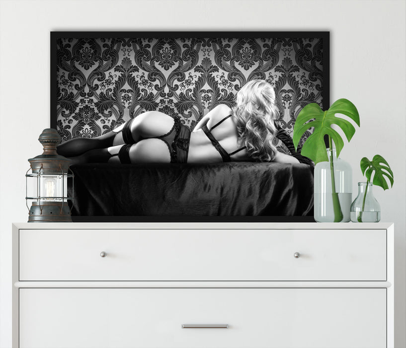 Frau in sexy Dessous, Poster mit Bilderrahmen