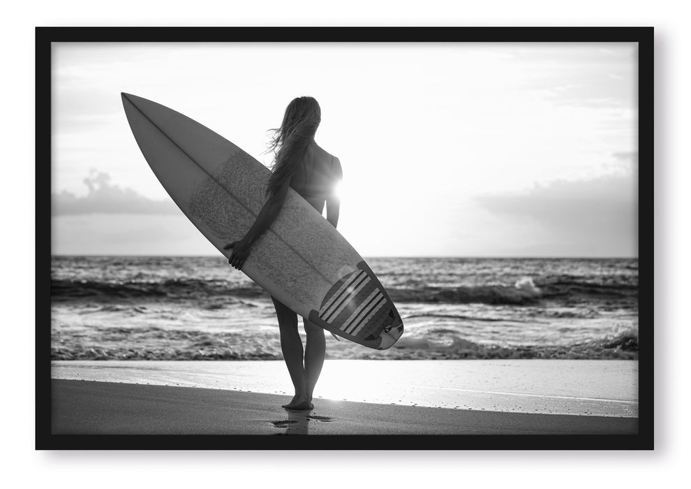 Surferin vor Sonnenuntergang, Poster mit Bilderrahmen