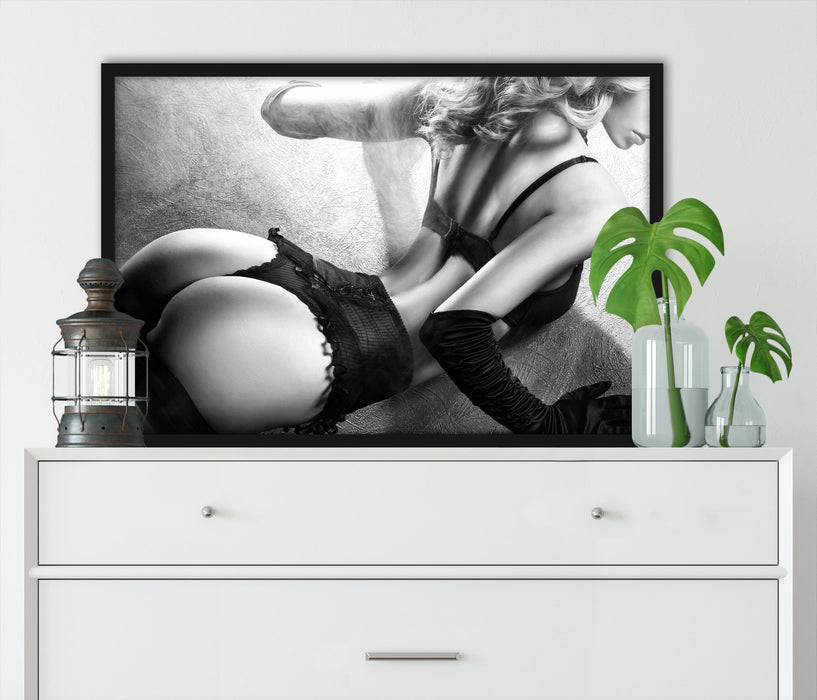 Frau in sexy Dessous, Poster mit Bilderrahmen