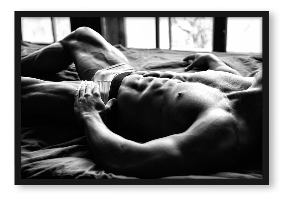 Muskulöser Mann im Bett Kunst B&W, Poster mit Bilderrahmen