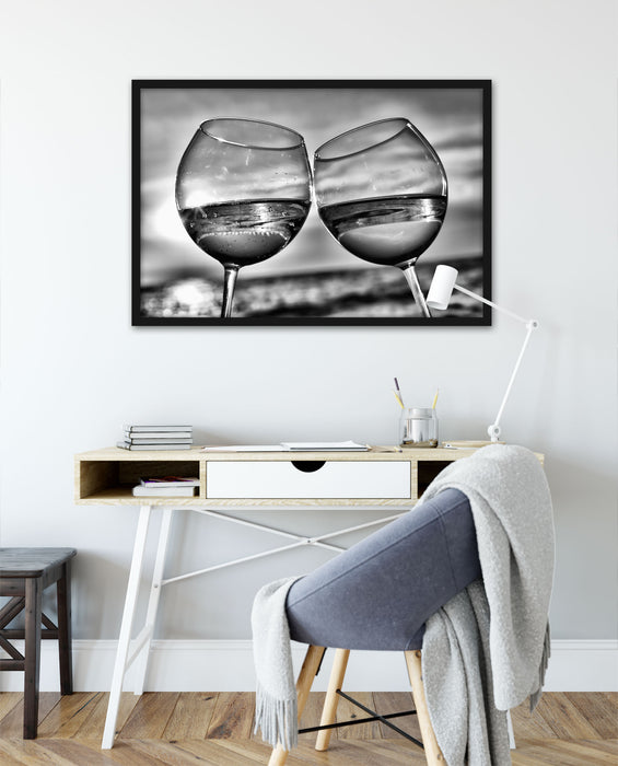 Weingläser am Meer, Poster mit Bilderrahmen