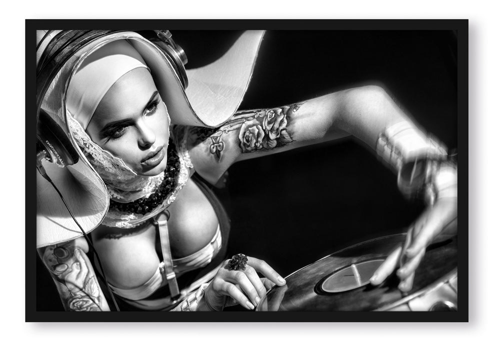 Pixxprint Tätowierte DJ Frau, Poster mit Bilderrahmen