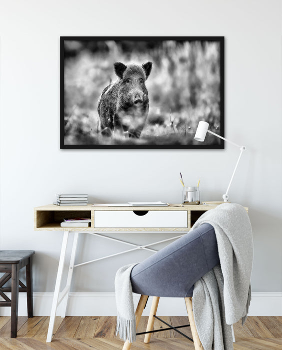 Stolzes Wildschwein im Wald, Poster mit Bilderrahmen