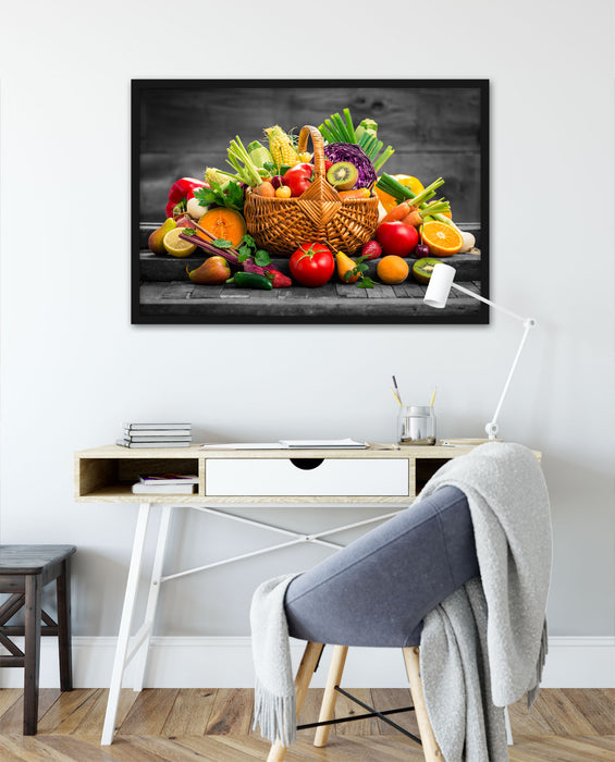 Frisches Obst und Gemüse im Korb, Poster mit Bilderrahmen