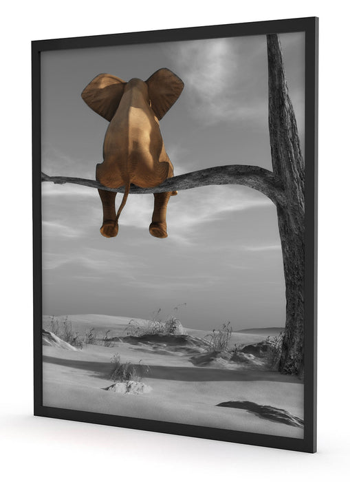 Elefant auf einem Ast in der Wüste, Poster mit Bilderrahmen
