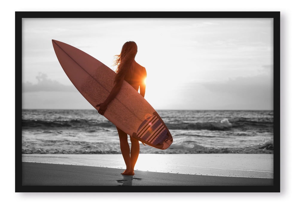 Surferin vor Sonnenuntergang, Poster mit Bilderrahmen