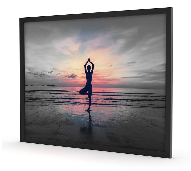 Yoga am Strand, Poster mit Bilderrahmen