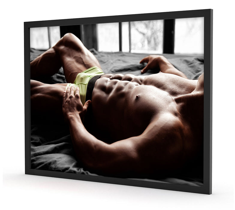 Muskulöser Mann im Bett, Poster mit Bilderrahmen