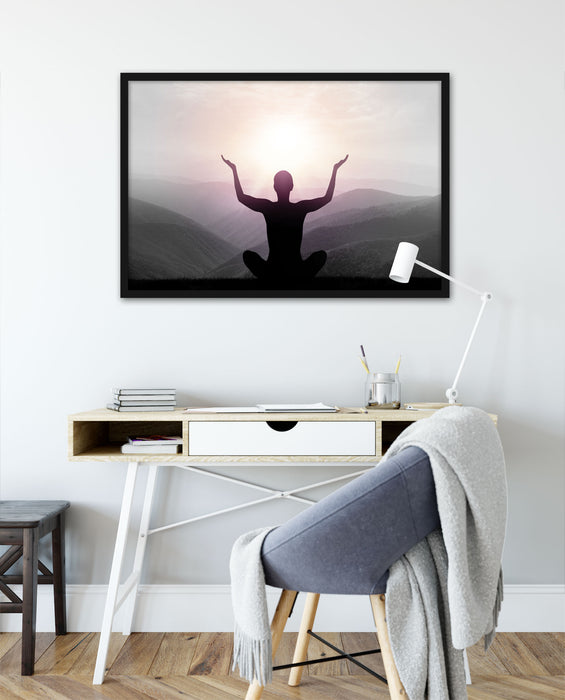 Yoga in den Bergen, Poster mit Bilderrahmen