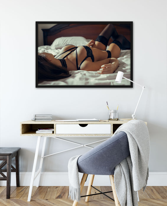 Frau in erotischen Dessous auf Bett, Poster mit Bilderrahmen