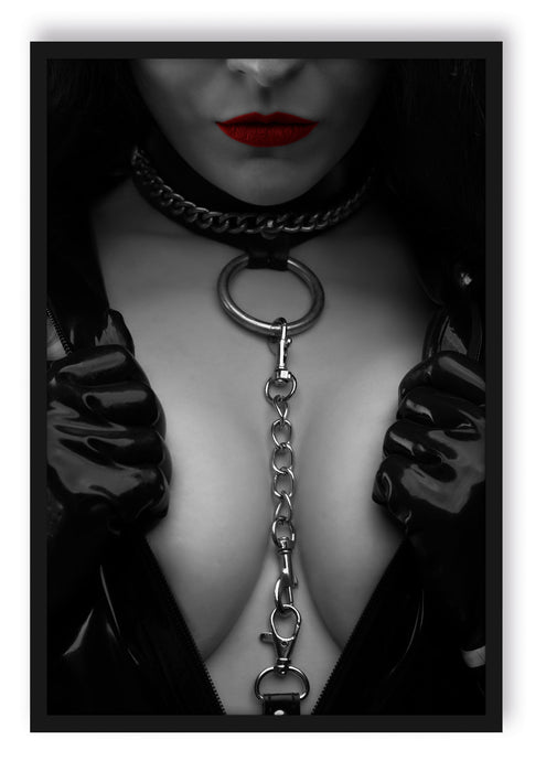 Strenge Domina rote Lippen mit Halsband, Poster mit Bilderrahmen