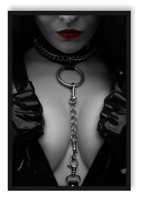 Pixxprint Strenge Domina rote Lippen mit Halsband, Poster mit Bilderrahmen