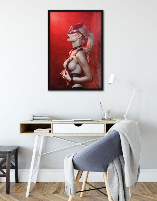 Sexy Blondine in Leder im Rotlicht, Poster mit Bilderrahmen