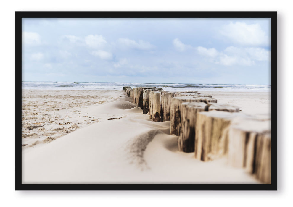 Pixxprint Nahaufnahme Steg aus Holzpföcken am Meer, Poster mit Bilderrahmen
