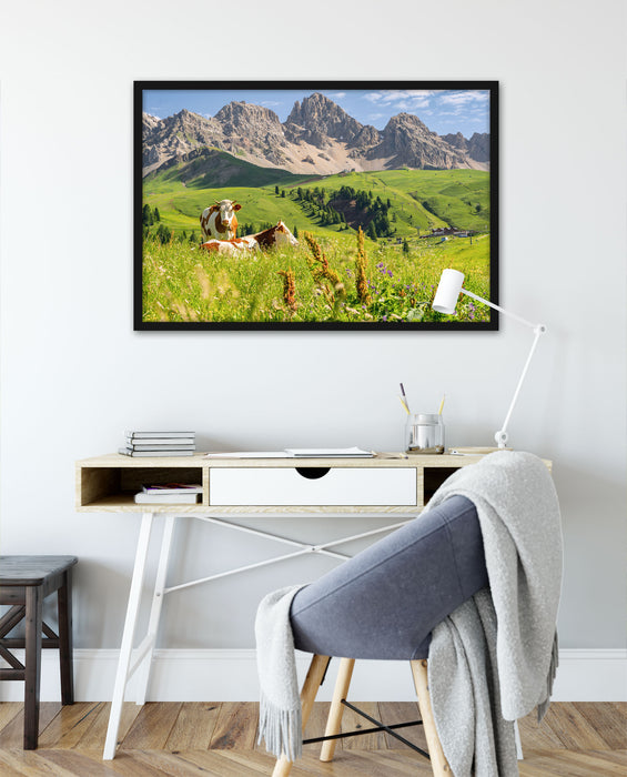 Alpenszene mit Kühen auf grüner Wiese, Poster mit Bilderrahmen